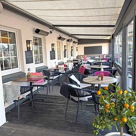 Zur Post Hotel *